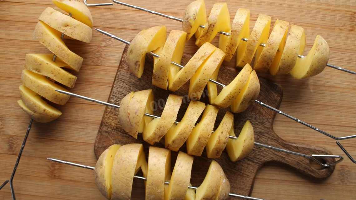 Картопля спіраллю на шпажках у духовці